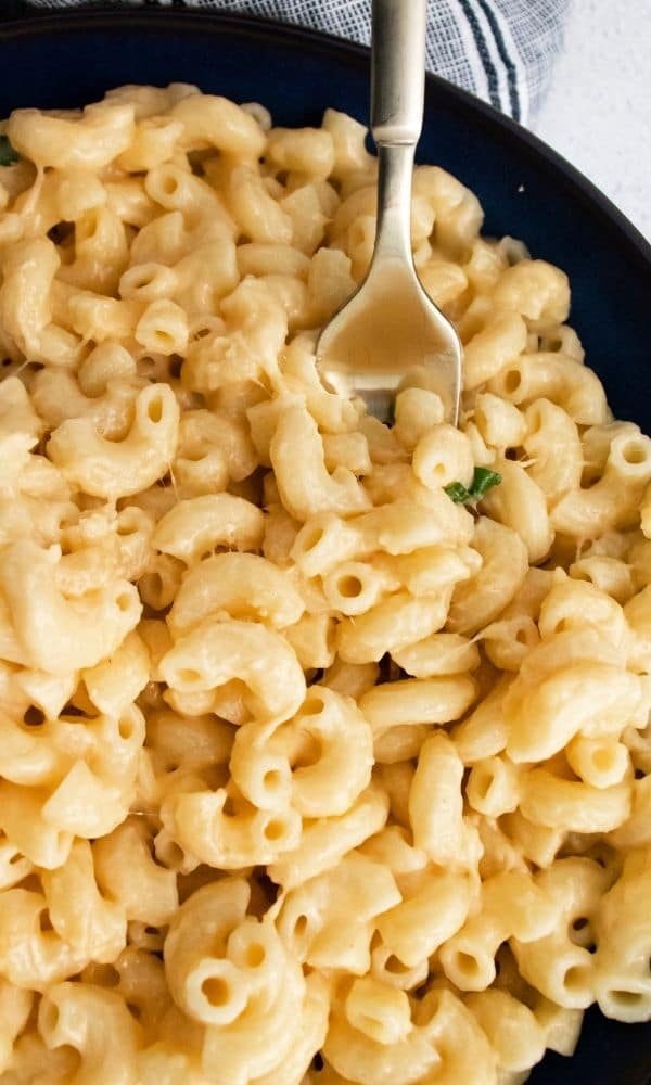 close up of mac and cheese in a bowl with garnish