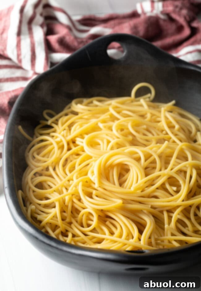 Bowl of cooked spaghetti.