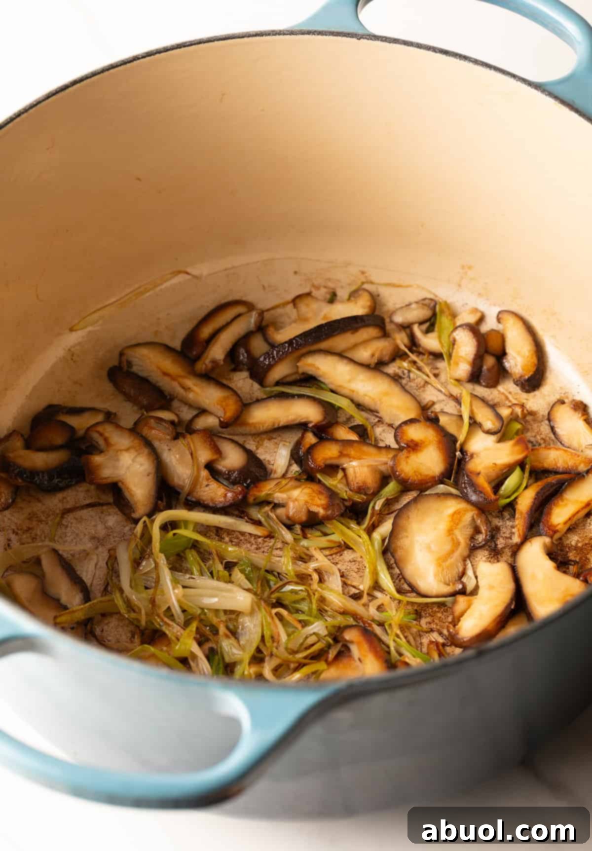 Pot of shiitake mushrooms and green onions after being stir-fried.